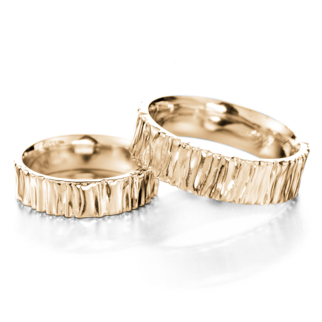 kaksi 14 karaatin kultasormusta