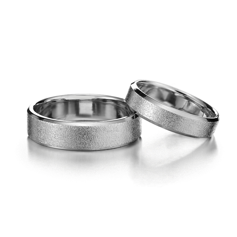 kaksi platinasormusta.