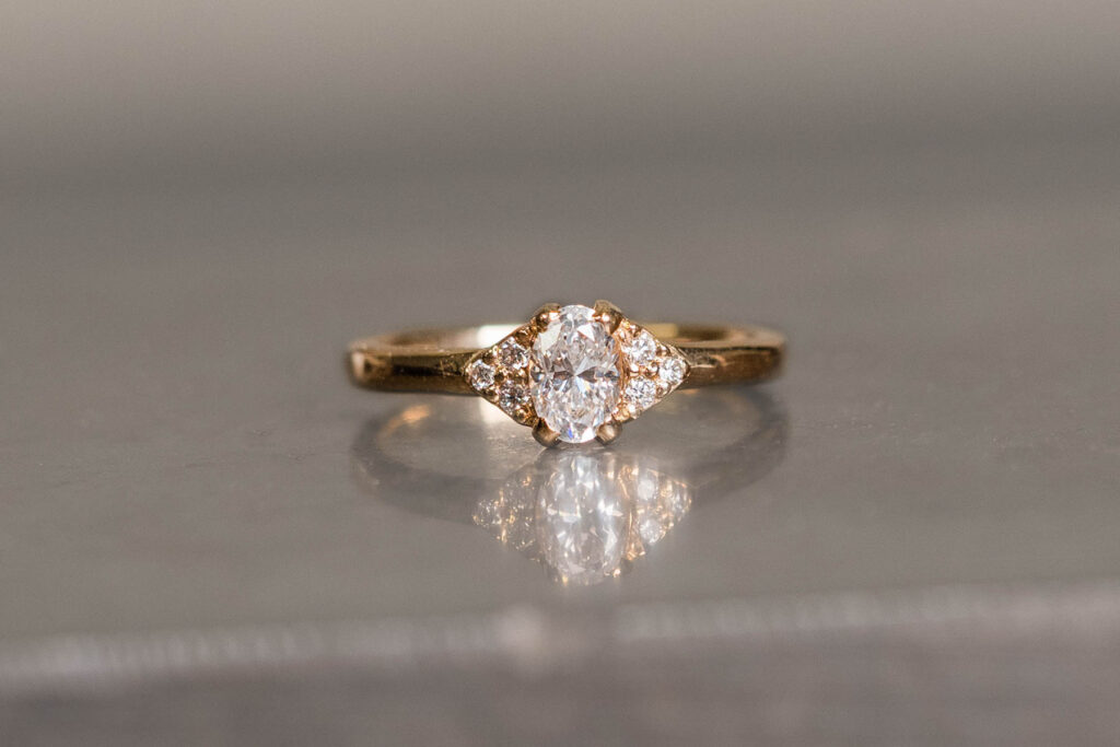 18K sormus pöydällä