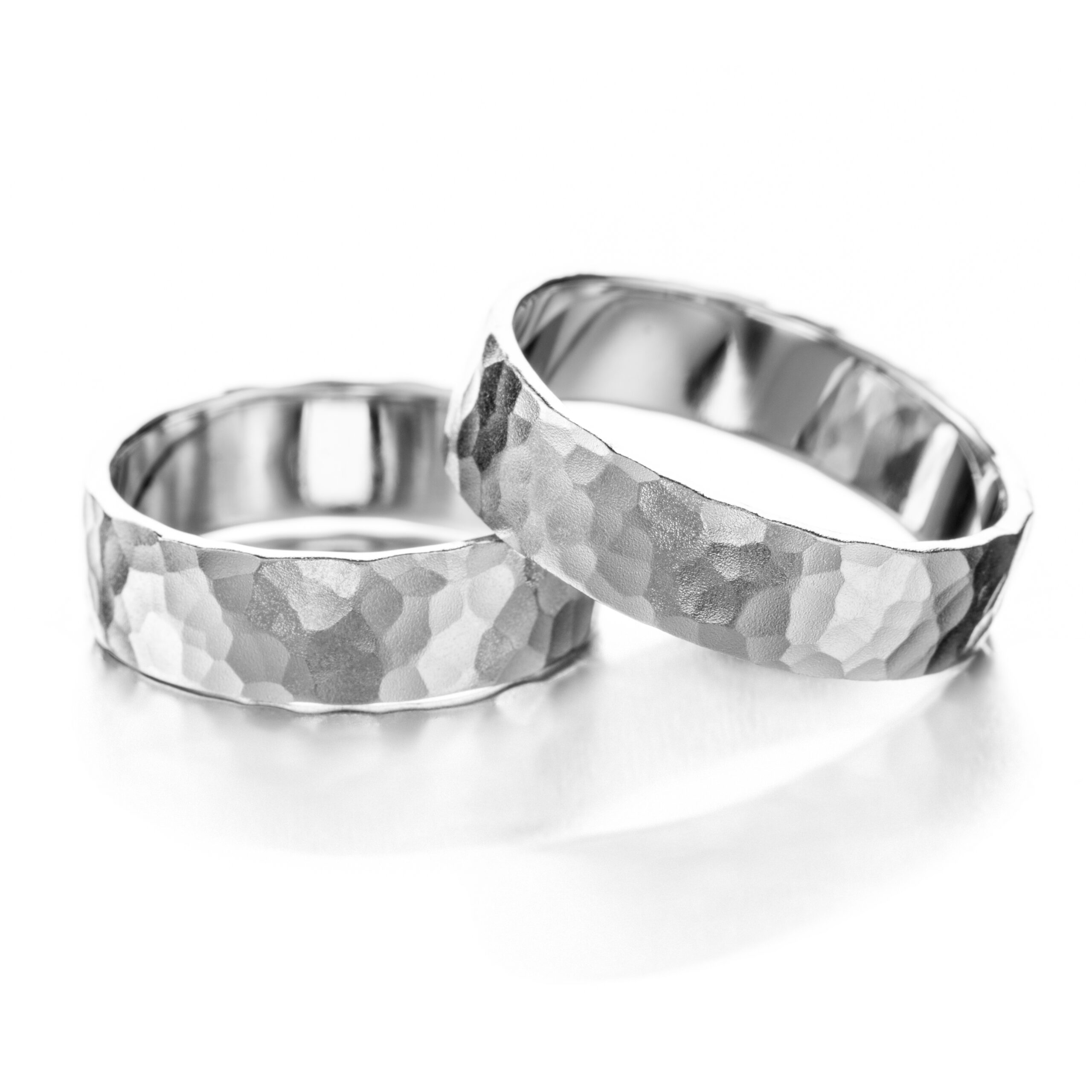 Pallotaottu matta kihla valkokulta/platina