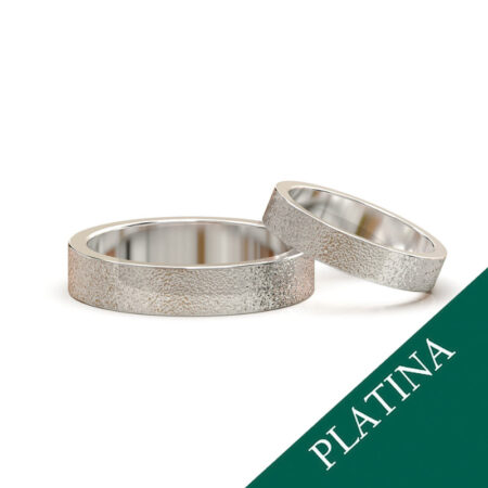 Kaksi Flakka-platina-kihlasormusta hienorakenteisella hiekkamattapinnalla