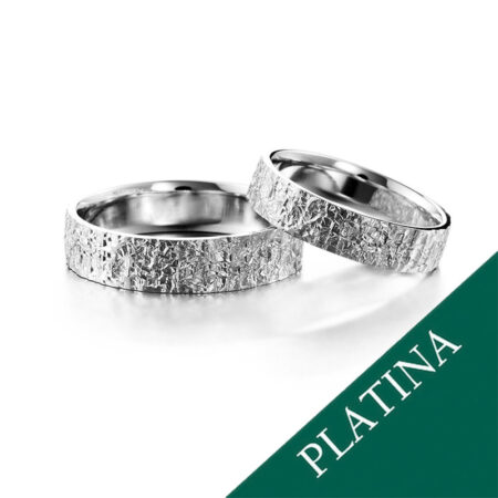 Kaksi Hohka-platina-kihlasormusta eläväisellä rouhealla pintakuviolla