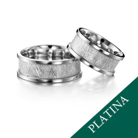 Kaksi huurremattapintaista platina-kihlasormusta korkeilla reunoilla