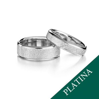 Kaksi huurremattapintaista platina-kihlasormusta viistetyillä reunoilla