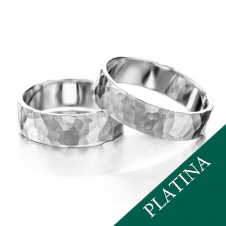 Kaksi mattapintaista pallotaottua platina-kihlasormusta