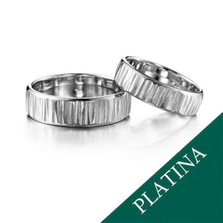 Kaksi poikkitaottua mattapintaista platina-kihlasormusta kiiltävillä viistelaidoilla