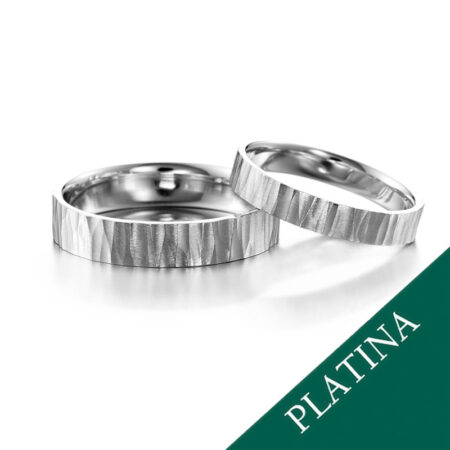 Kaksi poikkitaottua platina-kihlasormusta pystysuuntaisella pintakuvioinnilla