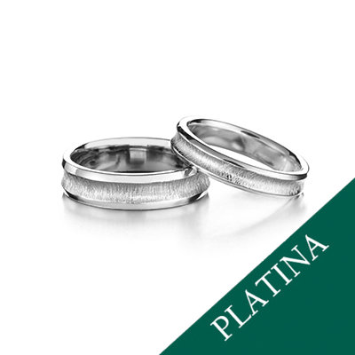 Kaksi kuperaa huurremattapintaista Polku-platina-kihlasormusta kiiltävillä laidoilla