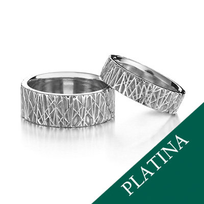 Kaksi Viiste-platinasormusta kohotetulla pintakuviolla