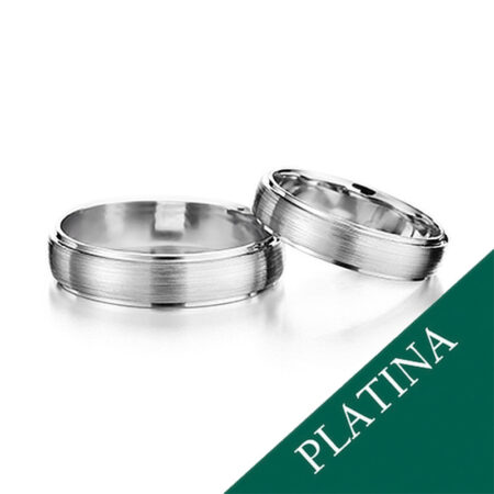Kaksi laakeaa harjattua platina-kihlasormusta porrastetuilla reunoilla